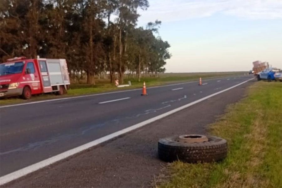 Ruta 12: un camión de la Municipalidad de Ibicuy perdió las ruedas y fue chocado por una camioneta