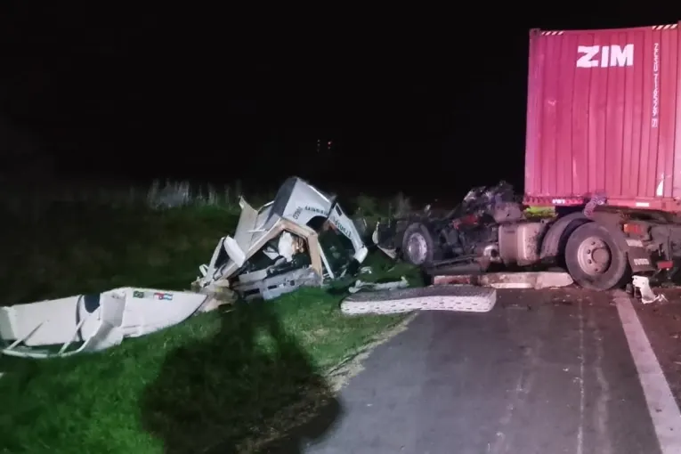 Ruta 14: chocaron dos camiones en sentido a Buenos Aires y un chofer fue hospitalizado