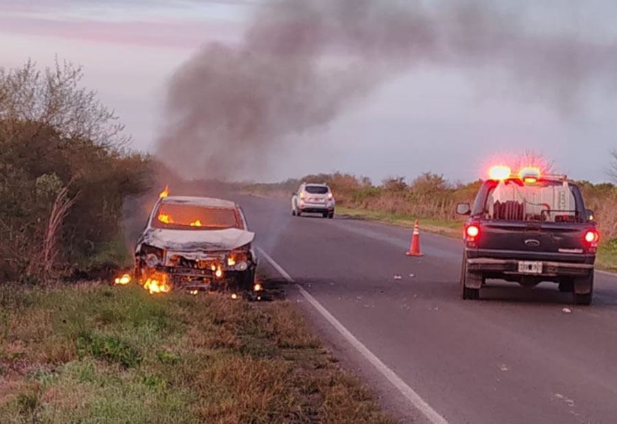 Se incendió por completo una camioneta sobre la Ruta Provincial 20 a la altura de San Gregorio