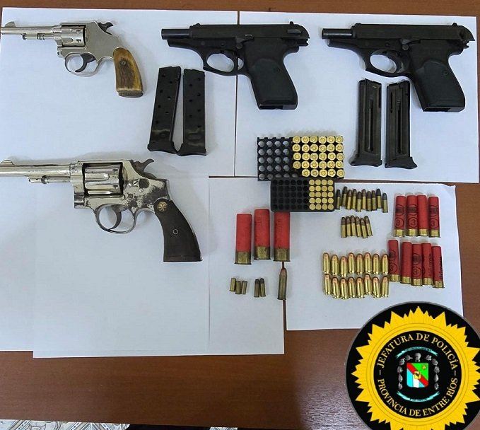 Secuestraron armas, municiones y un vehículo tras una denuncia en La Paz