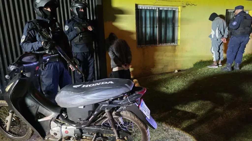 Secuestro de motovehículo con pedido de secuestro, una piedra de cocaína y un hombre detenido en barrio fátima ii
