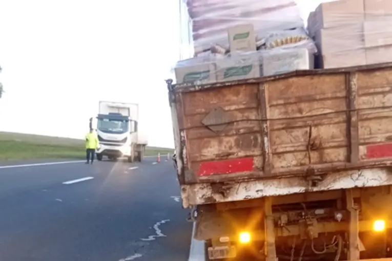 Siniestro vial en la Ruta 12: un camión perdió una rueda y chocó contra una camioneta