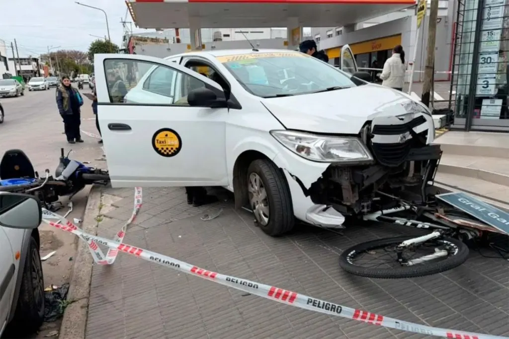 Taxista falleció tras descompensarse, subir a la vereda y chocar una moto