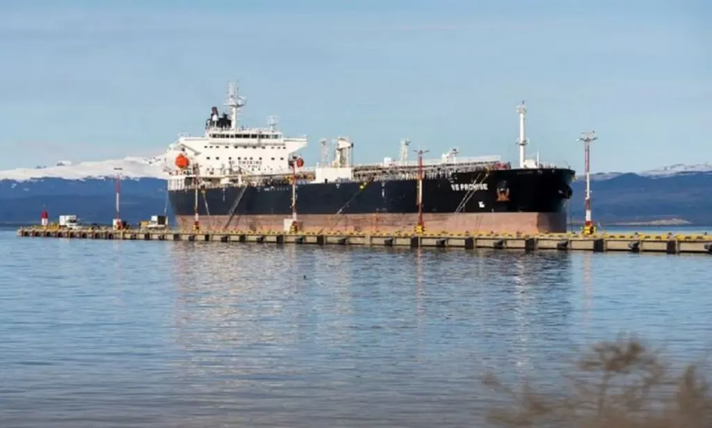 Tierra del Fuego denuncia amarre de un buque petrolero de bandera británica en Ushuaia