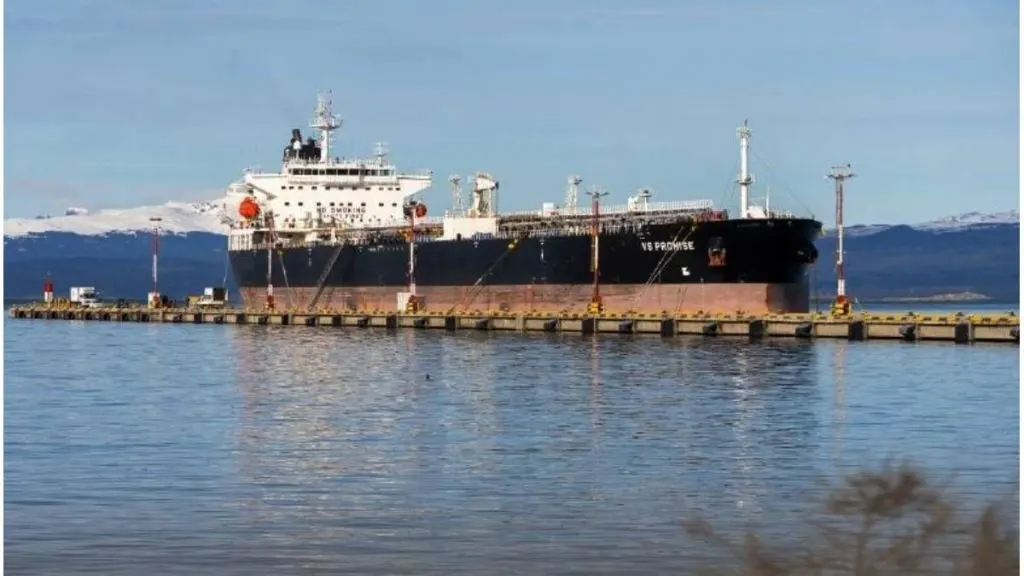 Tierra del Fuego repudió la operación de un buque británico en Ushuaia y cruzó a Nación