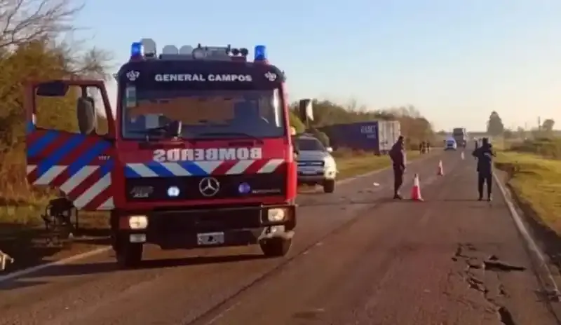 Tres heridos tras un choque frontal entre un camión y un auto en la Ruta 18