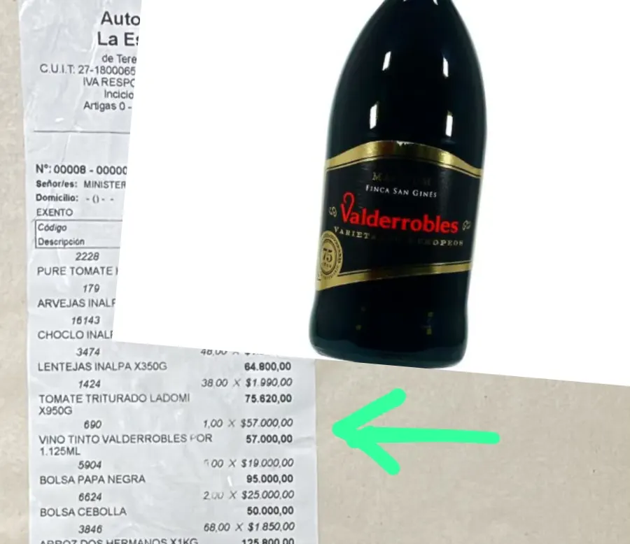 Un comedor escolar con botellas de Valderrobles