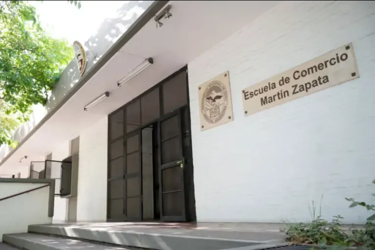 Un docente dejó su computadora conectada y se proyectaron imágenes sexuales en clase