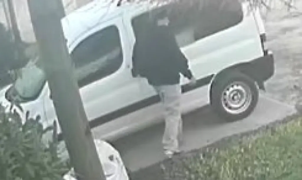 Un hombre denunció un intento de robo y aseguró que uno de los sospechosos habría perdido un teléfono dentro de su casa