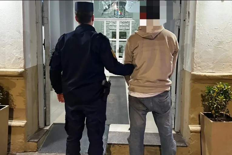 Un padre le pegó a su hija en la cara y le provocó una lesión en la nariz. Fue detenido
