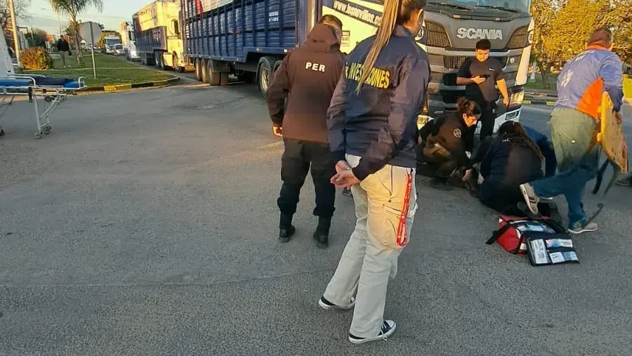 Una adolescente fue trasladada a Concordia tras ser embestida por un camión en San Salvador