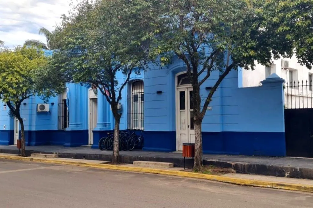 Una agente de la Policía intentó separar una pelea, recibió un botellazo y terminó hospitalizada