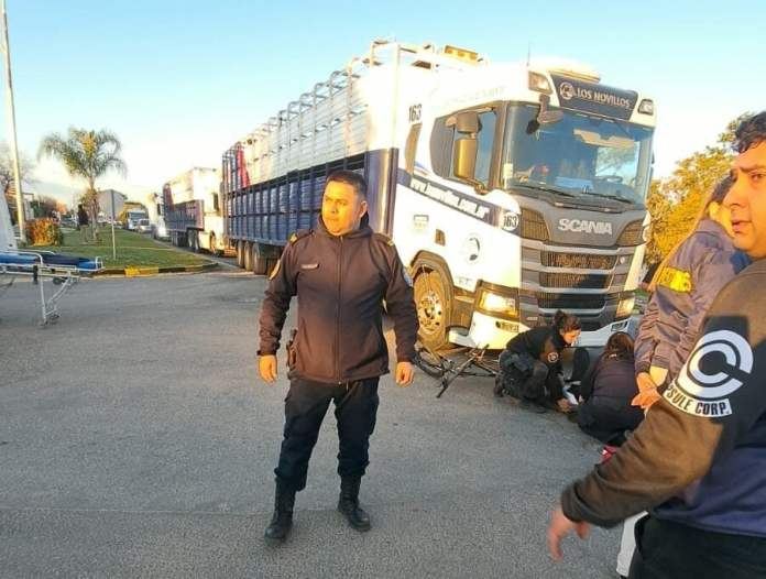 Una ciclista fue derivada a Concordia tras ser embestida por un camión