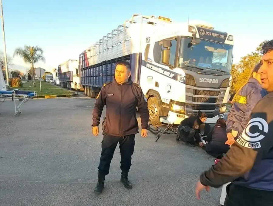 Una ciclista fue derivada a Concordia tras ser embestida por un camión