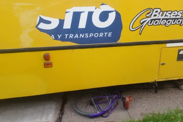 Una ciclista sufrió lesiones graves en sus piernas al chocar con un colectivo