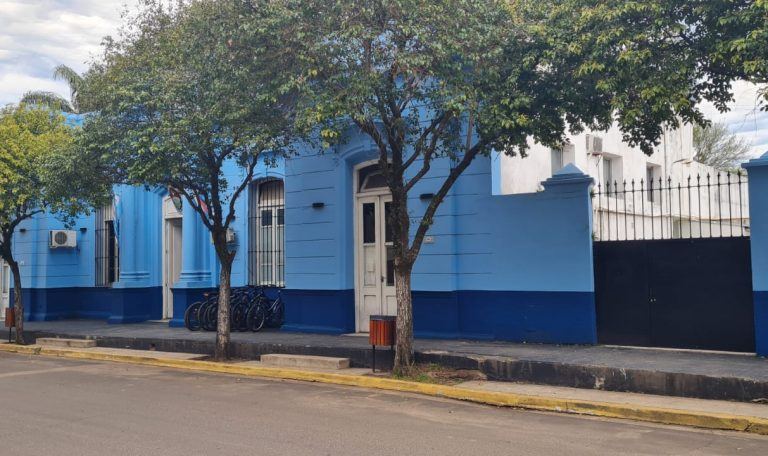 Una mujer policía intentó separar a jóvenes en una pelea y recibió un “botellazo” en el hombro