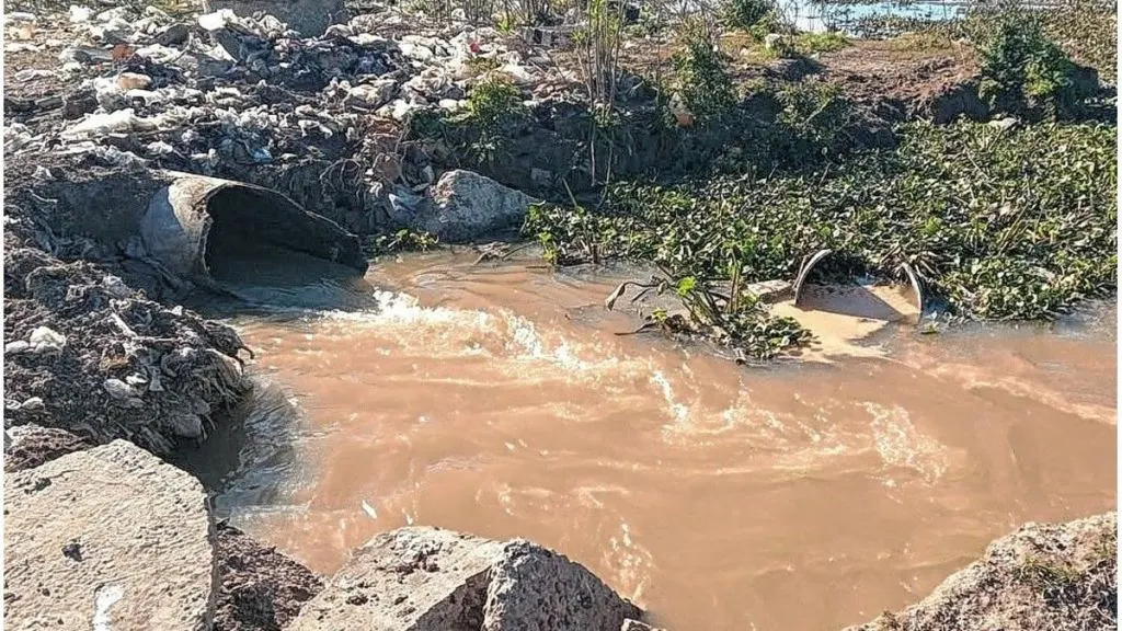 Victoria: denuncian la rotura en el desagüe cloacal que va a un riacho