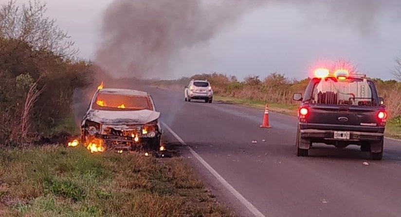 Villa Domínguez: Incendio de un vehículo en la Ruta Nº 20