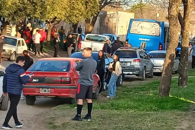 Violencia en el fútbol: atacaron a piedrazos al colectivo de Sporting y un jugador resultó herido