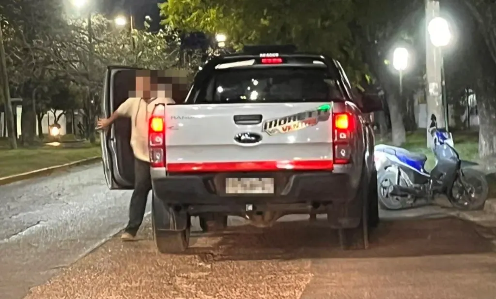 Violencia vial tras una mala maniobra en una rotonda de la ciudad