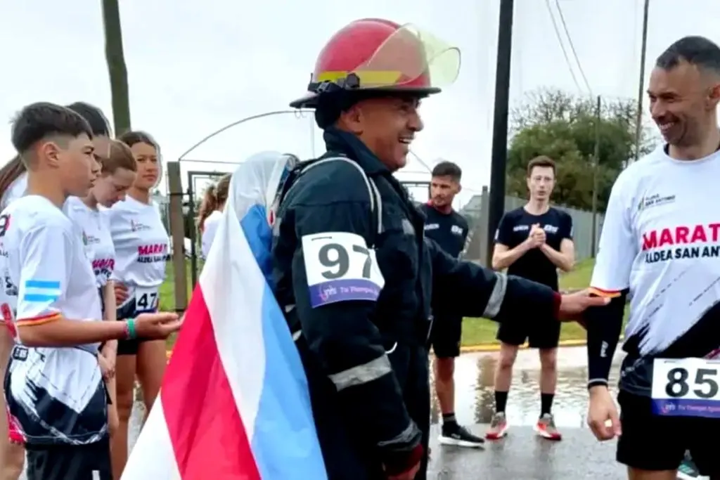 Bombero entrerriano corrió y completó una competencia de 10 kilómetros con su equipo de intervención