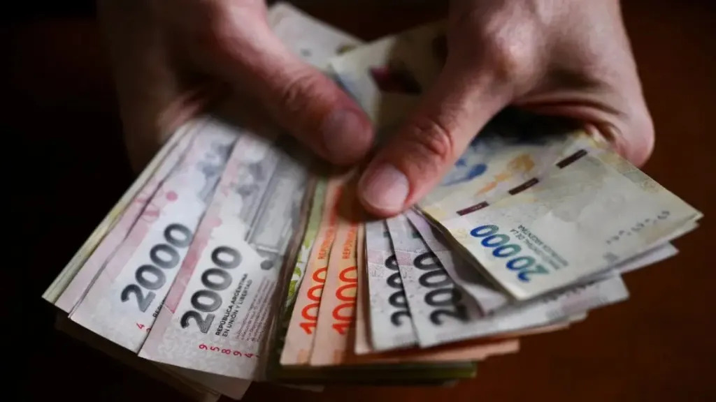 Casi tres de cada diez hogares argentinos pidieron dinero prestado para llegar a fin de mes
