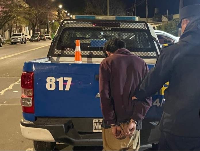 Detuvieron a un joven por andar en los techos de una distribuidora en Paraná