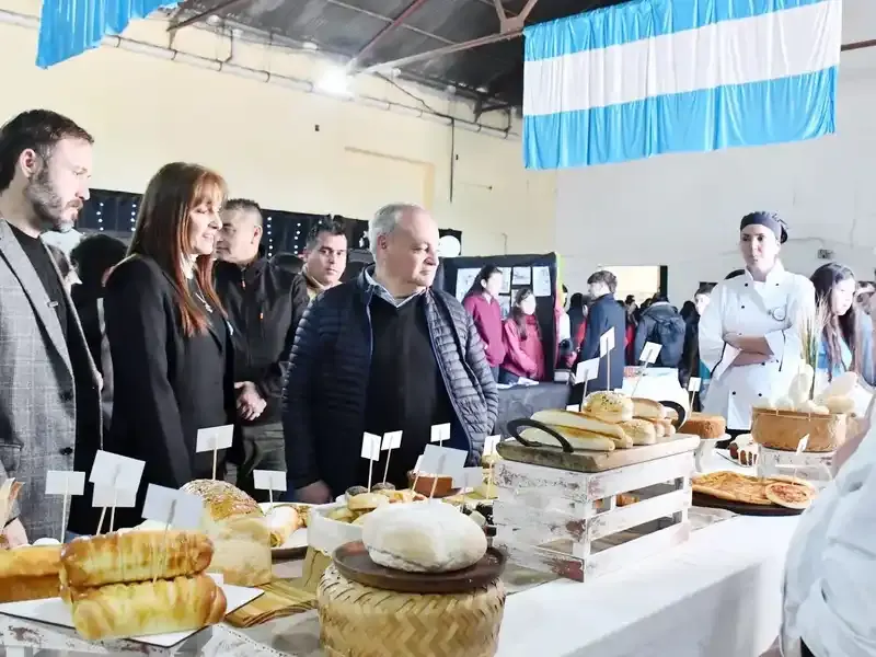 El intendente Azcué visitó la expo productiva y de educación organizada por la Escuela Técnica n°2