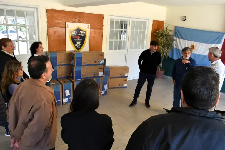 Una escuela recibió seis aires acondicionados por la restauración del histórico reloj de una parroquia
