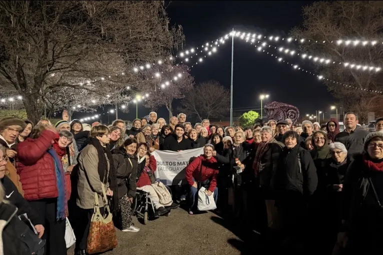 300 adultos mayores disfrutaron del Desfile de Carrozas Estudiantiles 2026