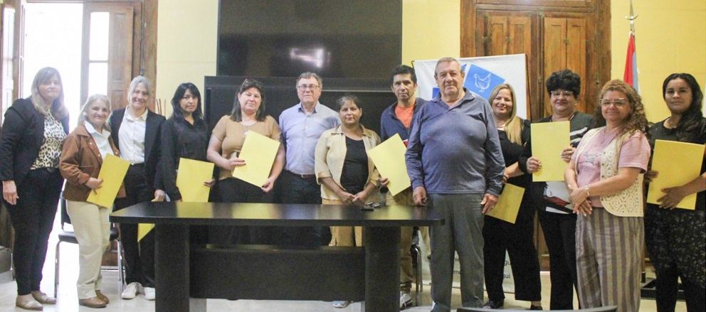 9 familias de Seguí recibieron las escrituras de sus viviendas