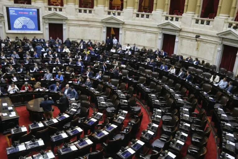 A la oposición no le alcanzó y se cayó la sesión en Diputados para voltear el DNU 70
