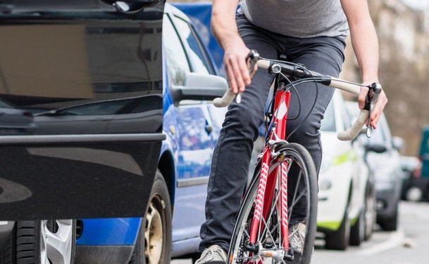 Abrir la puerta del auto sin mirar: La maniobra cotidiana que causa choques con bicicletas. Crespense contó su experiencia