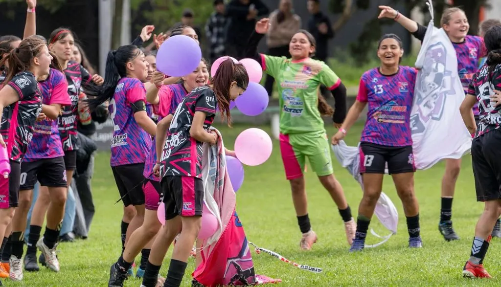 “Academia Crack Fútbol Total” de Crespo se lució en Paraná: Campeones en Sub-14 y Sub-16 en la “2ª Copa Arenas”