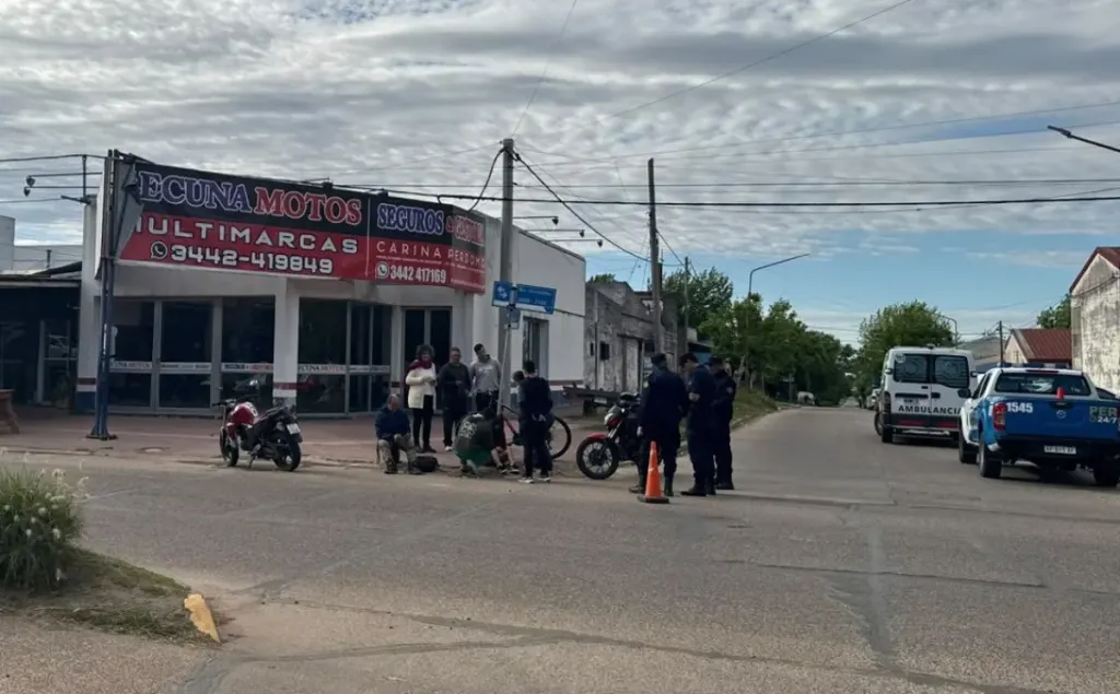 Accidente entre una bicicleta y una moto en Figueras y avenida González