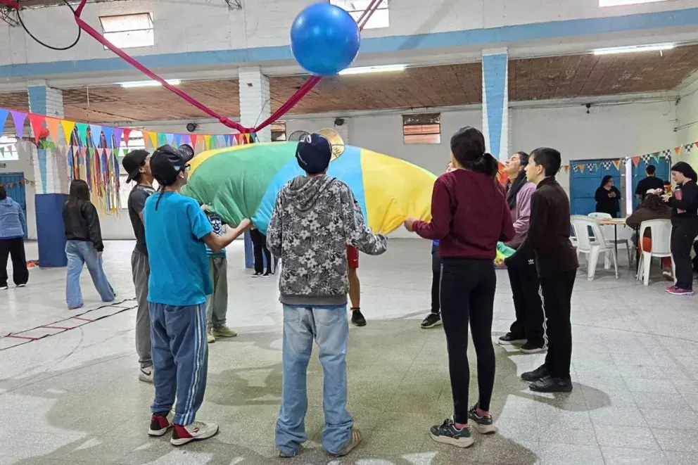 Adolescentes celebraron la primavera con propuestas recreativas y artísticas en Paraná