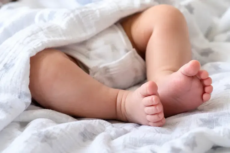 Adoptaron a un bebé con una enfermedad irreversible para que pudiera morir con un nombre y una familia