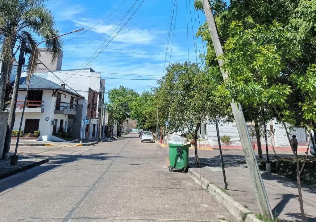 Advierten por un poste de luz a punto de caer en la placita Urquiza