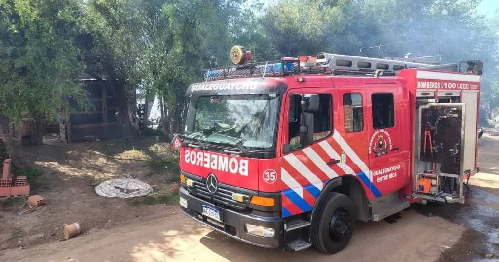 AHORA 🚨 Se incendia una vivienda en la ciudad: trabajan dos dotaciones de bomberos