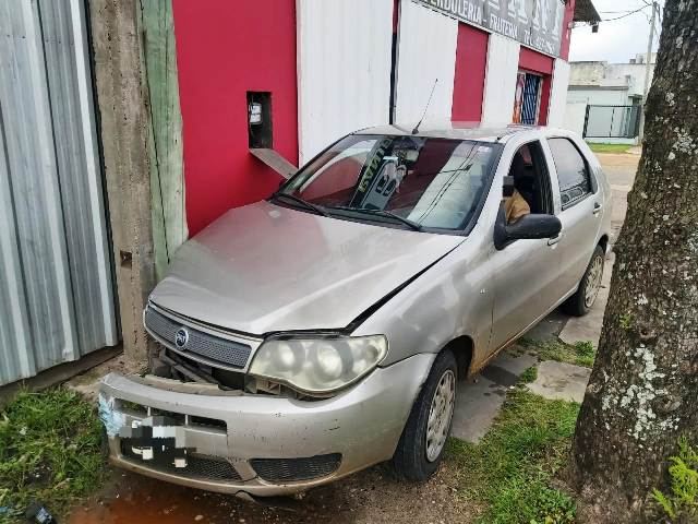 Alcohol al volante: una moto al suelo y un auto contra una verdulería