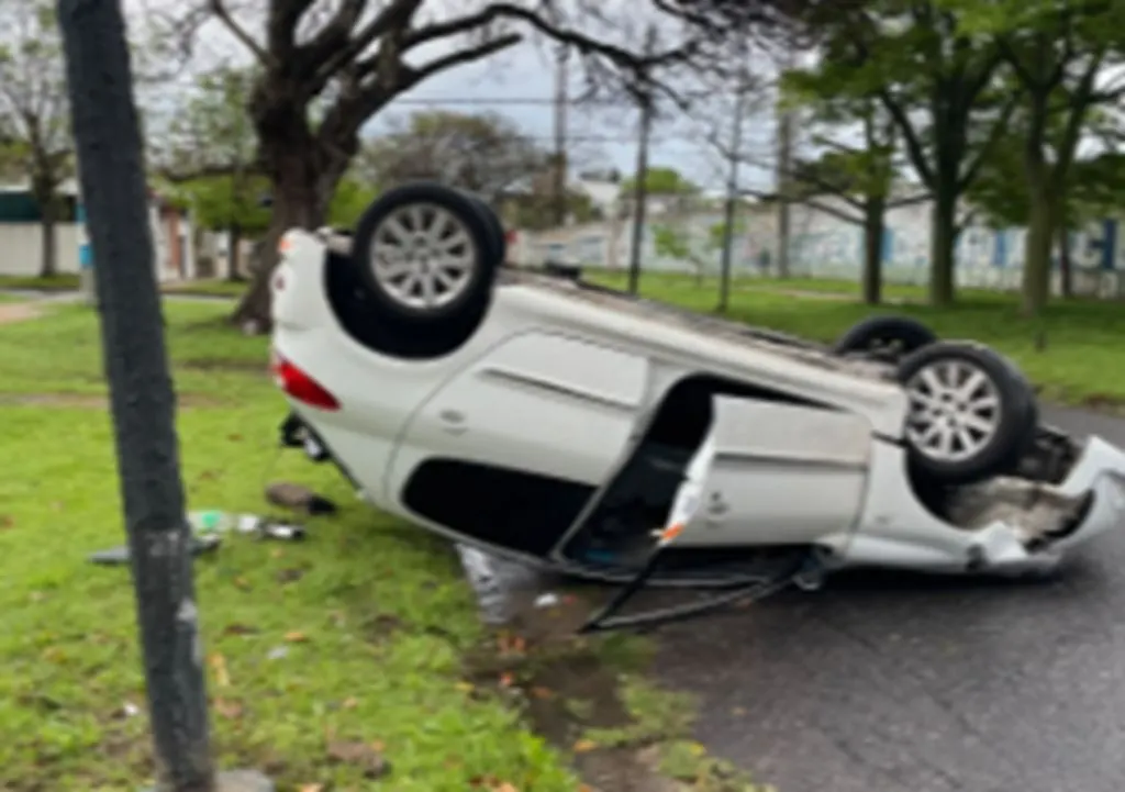 Alcoholemia positiva: chocó columna de alumbrado y volcó