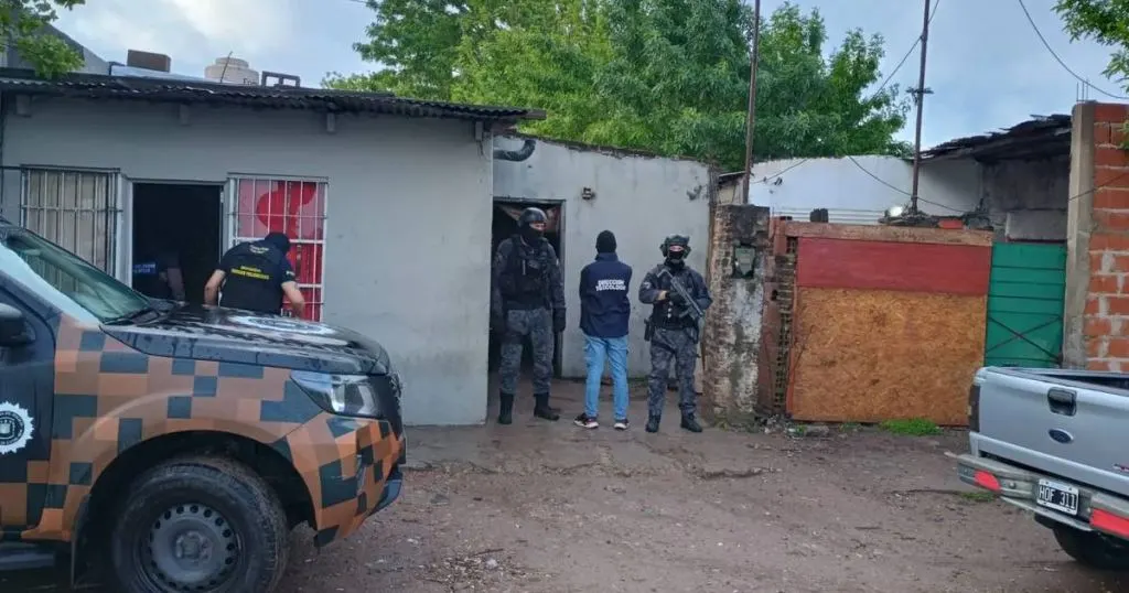 Allanamientos por droga: secuestraron cocaína, dinero y detuvieron a dos hombres en el barrio Zabalet