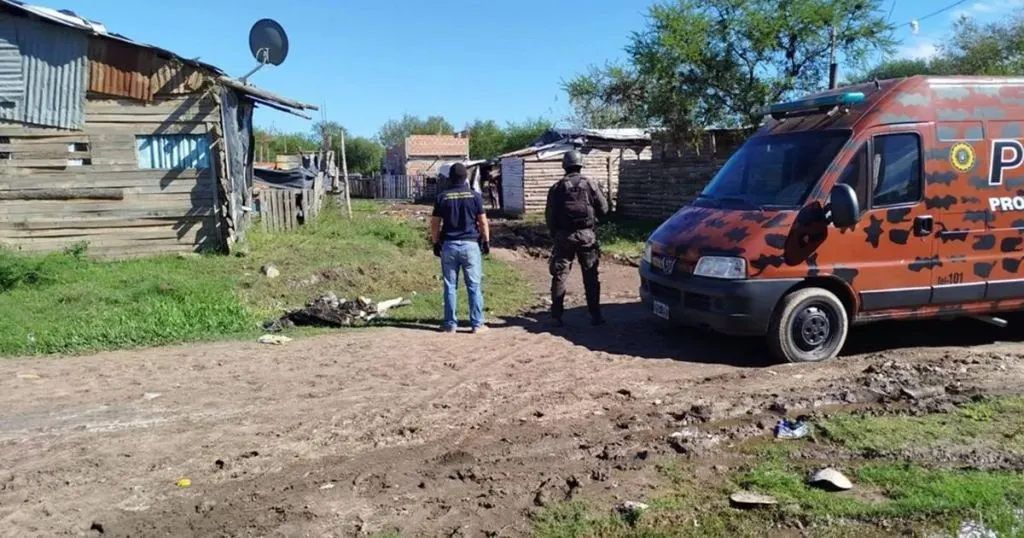 Allanaron el barrio Los Espinillos luego de que un joven fuera baleado: hay dos detenidos y buscan otro sospechoso