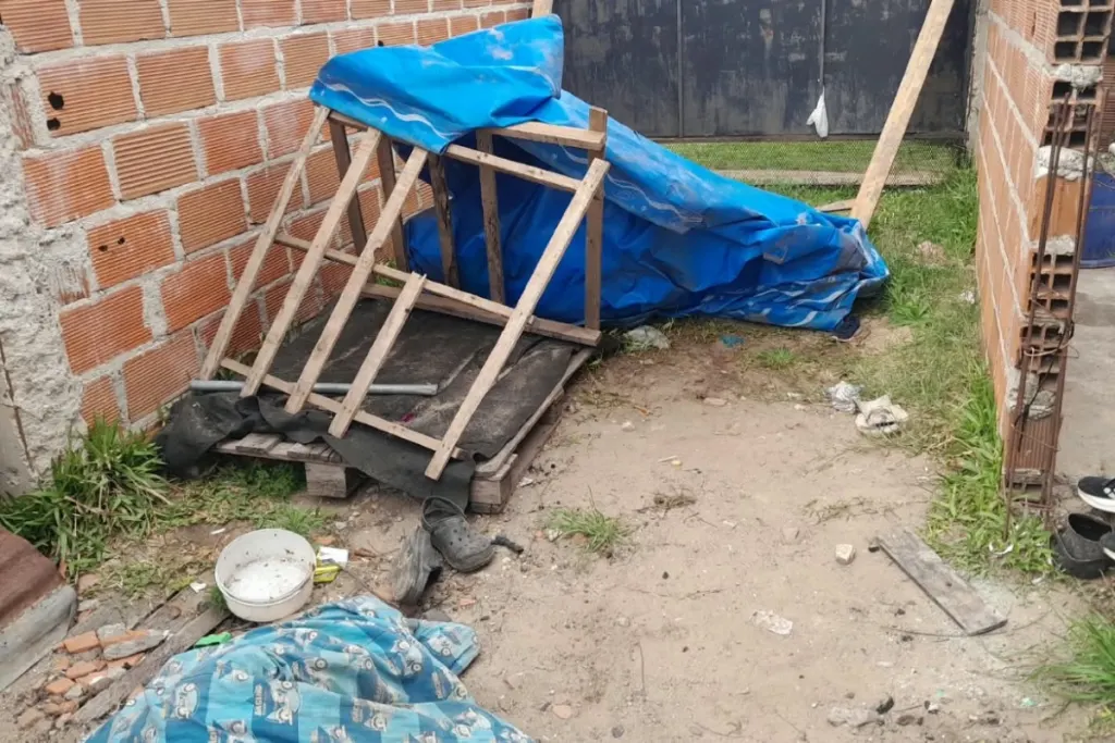 Allanaron por desobediencia, encontraron al hombre en la casa a la que no podía ir y a la mujer fraccionando droga