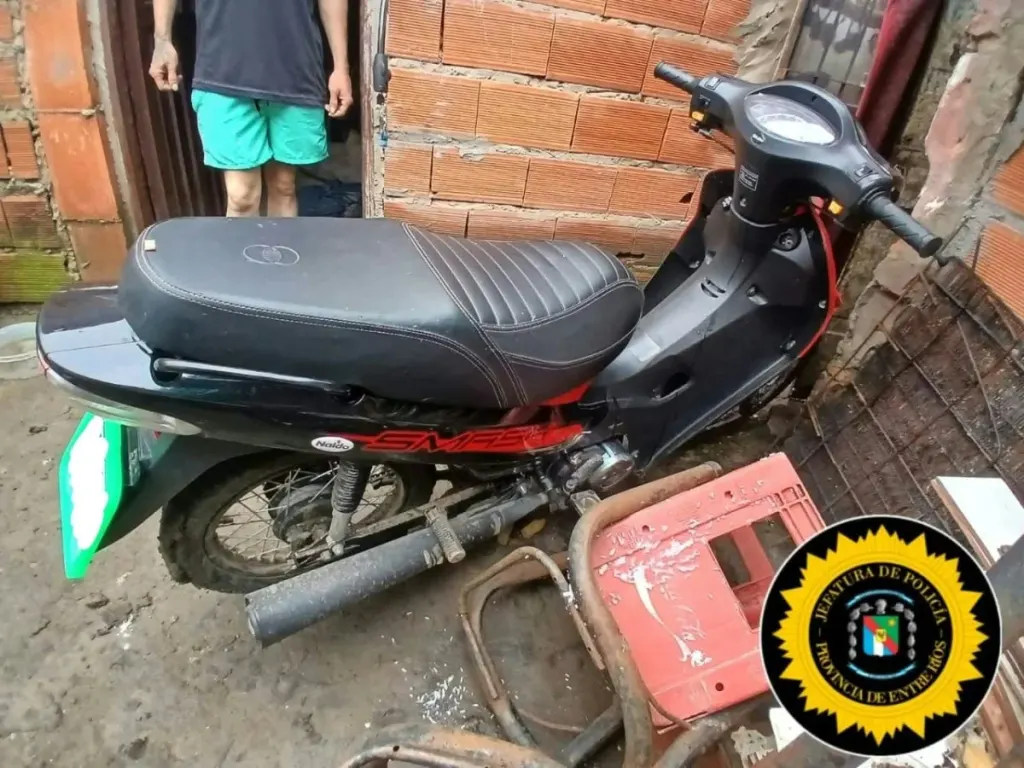 Allanaron una vivienda por un asalto y amenazas y secuestraron celulares y una moto