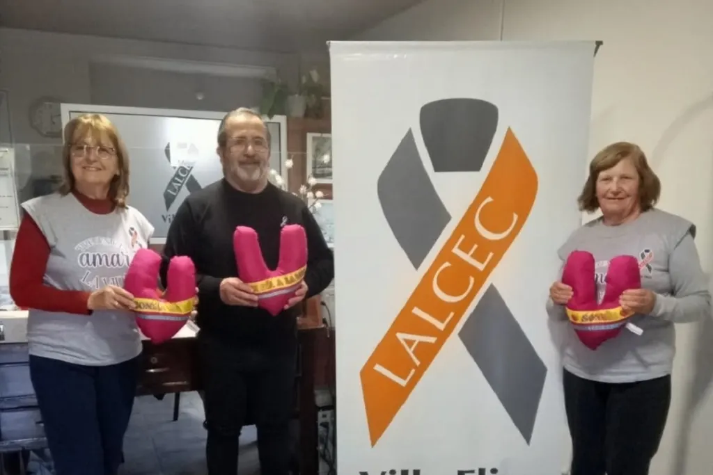 Almohadones terapéuticos para mujeres en tratamiento por cáncer de mama. La iniciativa reunió a instituciones de Colón