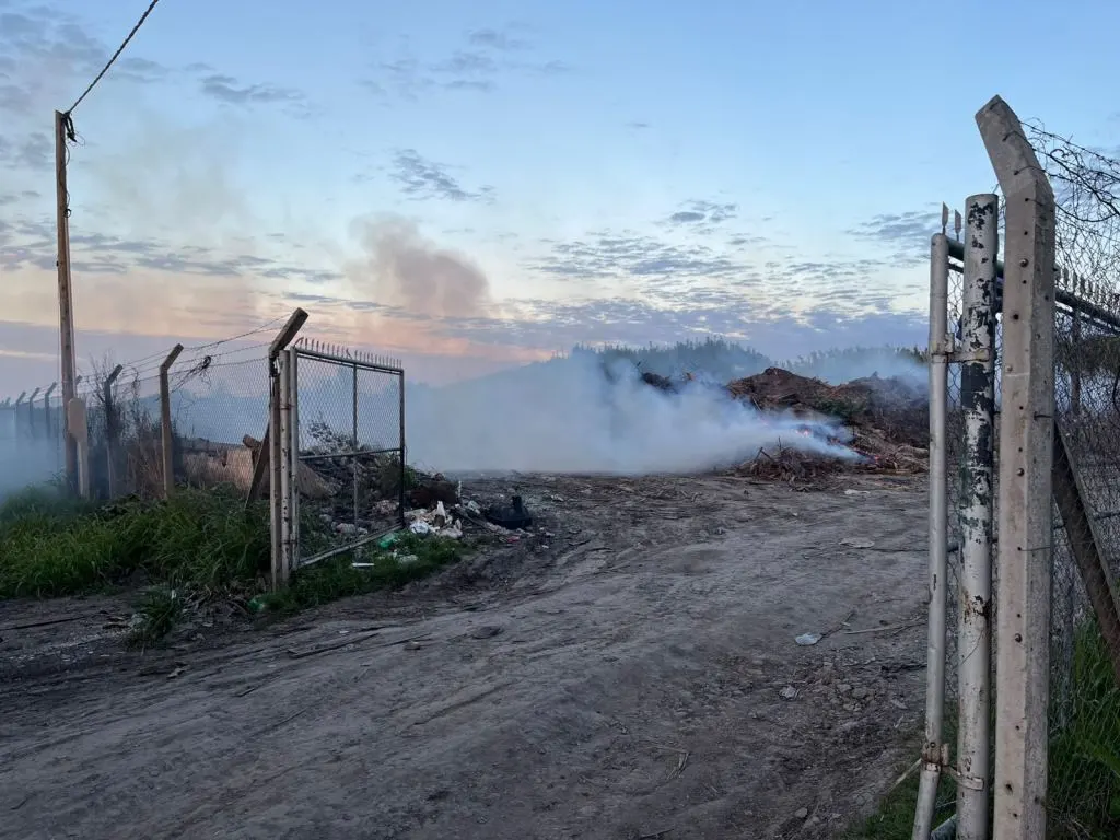 Ambiente prohíbe a un municipio la quema en un basural