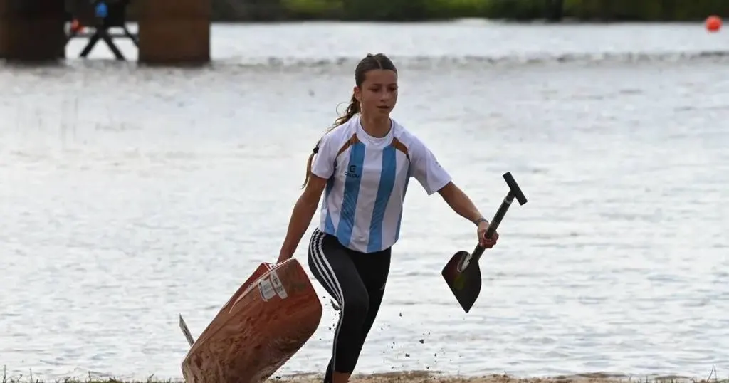 Ante el aliento de sus compañeros de colegio en la tribuna, la local Gómez Gusalli hizo su debut en el Mundial