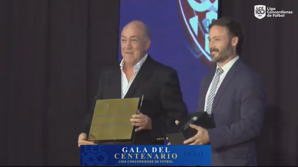Ante Larrocca, Azcué prometió césped sintético para el estadio municipal de Concordia