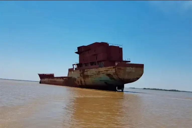 Apareció el presunto dueño del «barco fantasma» que quedó a la deriva en el río Paraná